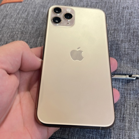 iPhone 11 Pro 256gb and unlock no cracks or scartches - Picture 2 of 2